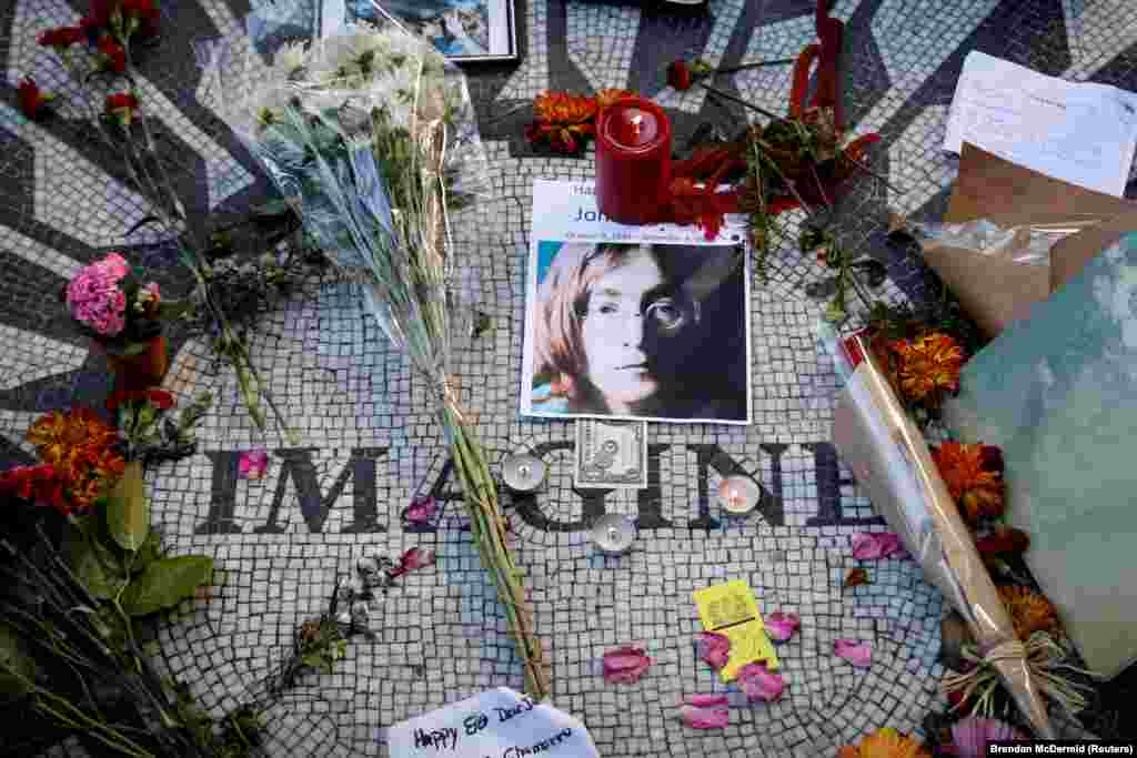 Мемориал Джона Леннона в районе «Strawberry Fields» в Центральном парке в Нью-Йорке в день 80-летия со дня рождения музыканта, 9 октября 2020 года