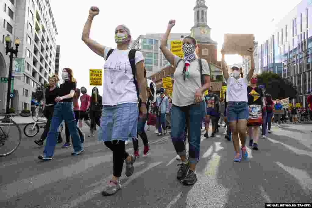 Протестувальники проходять центром Вашингтону, округ Колумбія, США