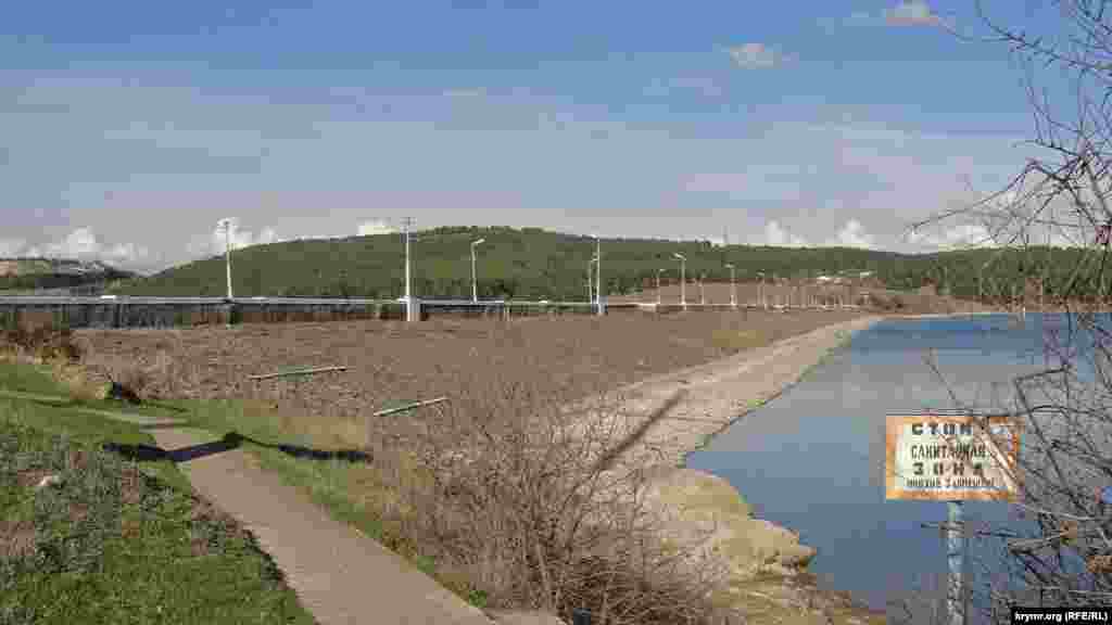 Однако тут крымчане столкнулись с другой проблемой: вода в наполняемом рекой Салгир водохранилище – некачественная.  «Проблема Симферополя, да и всего Крыма в целом, касающаяся питьевой воды, связана с закрытием Северо-Крымского канала в марте 2014 года. Из-за этого российские власти Крыма занимаются неконтролируемой добычей воды: бурят скважины, что уже приводит к началу экологического бедствия. В комплексе с изношенной сетью и недостаточным уровнем заполнения водохранилищ все это негативно сказывается на качестве питьевой воды в Крыму», – комментировал украинский эксперт Роман Остапчук