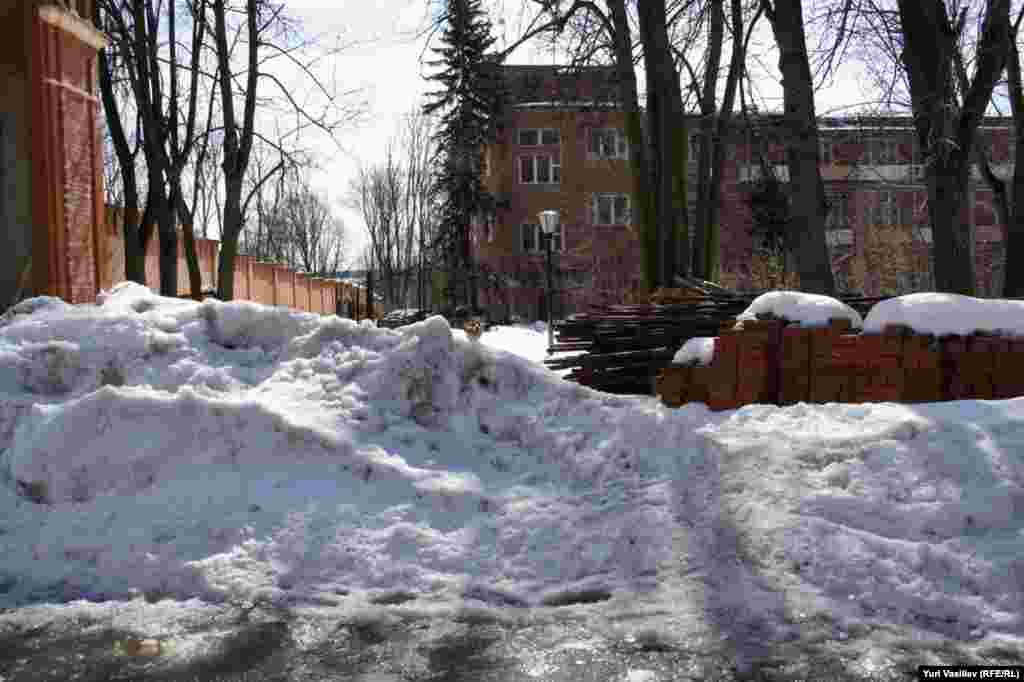 Сотню шагов между корпусами центра "Детства" даже здоровый человек может преодолеть не без труда.