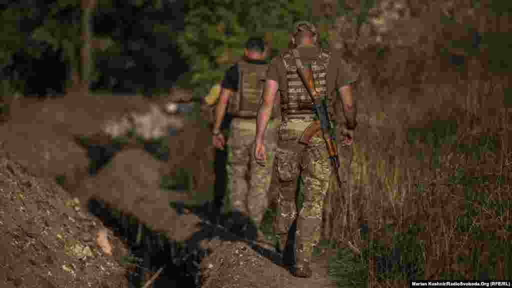 Вздовж усієї лінії оборони солдати викопали глибокі траншеї. Кажуть, що чим глибше закопуються – тим більше шансів на виживання 