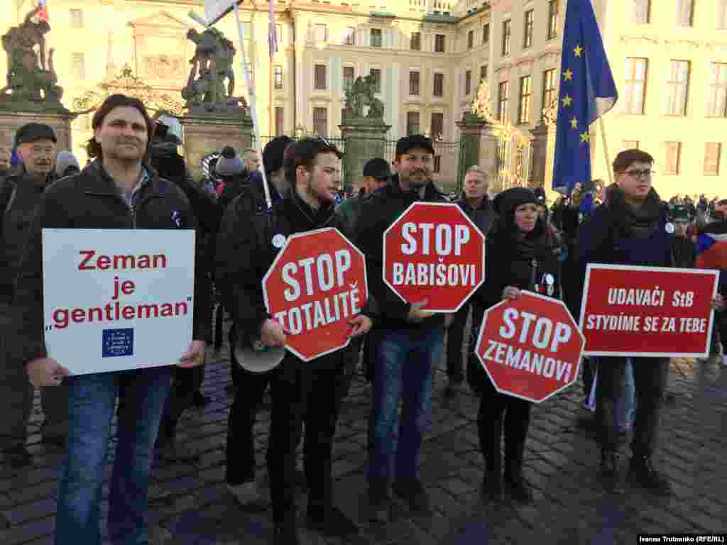 Напис на банері: «Стоп тоталітаризму», «Стоп Бабішу», «Стоп Земанові»