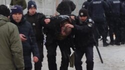 Труханова відпустили під заставу. За дверима чекали «люди в чорному» (відео) Труханова відпустили під заставу. За дверима чекали «люди в чорному» (відео)