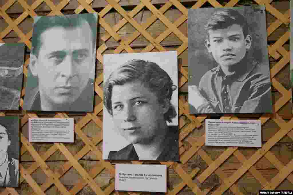 Узники уранового рудника "Бутыгычаг" на Колыме. Слева писатель Анатолий Жигулин. Осужден за создание "Коммунистической партии молодежи".