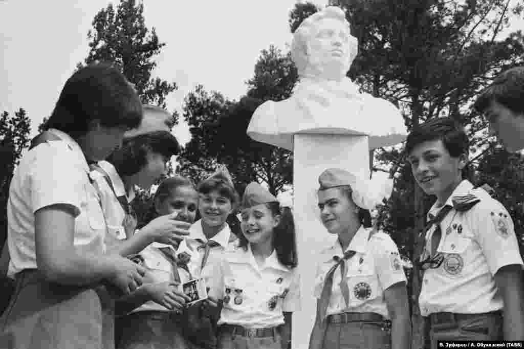 За словами дівчинки, за три дні в «Артеку» вона жодного разу не відчула себе самотньою: «У мене з'явилося багато друзів, серед них були хлопці, які англійської не знали зовсім»