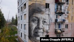 Работа австралийского художника Гвидо Ван Хелтена в Авдеевке, 12 октября 2016 года