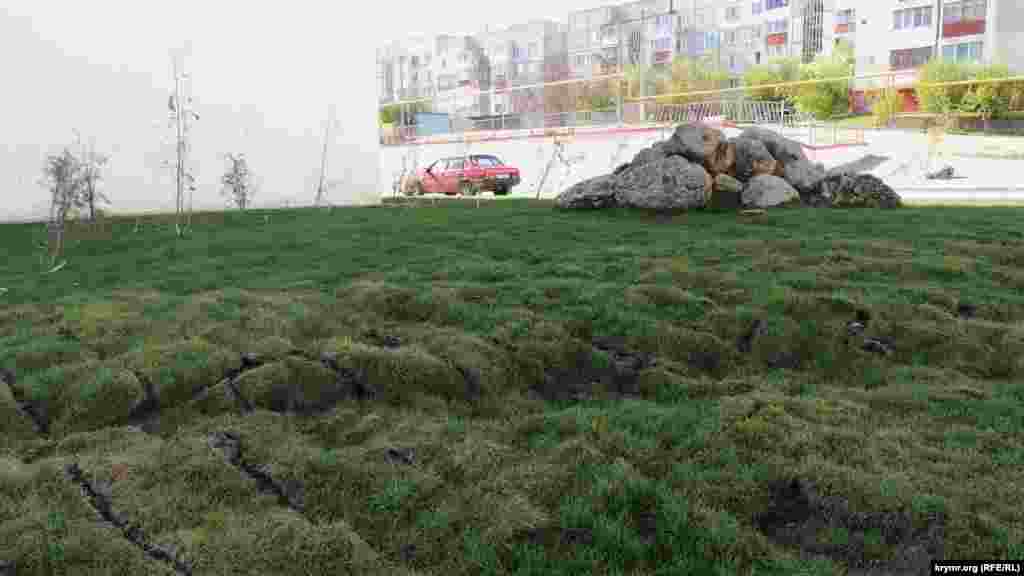 Газон возле дома «поплыл», куски дерна с частично высохшей травой теперь лежат хаотично. На зеленой зоне появились холмы и овраги