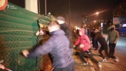 У Києві активісти розгромили АЗС, яку вважають незаконною (відео) У Києві активісти розгромили АЗС, яку вважають незаконною (відео)