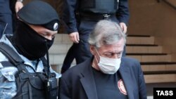 Михаил Ефремов возле здания Пресненского суда Москвы