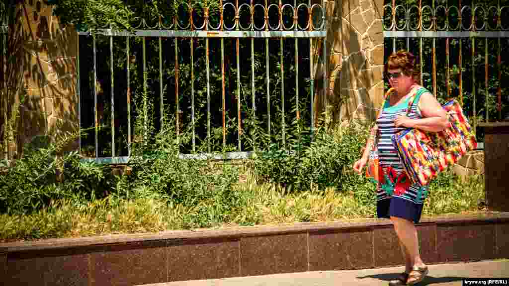 «Must have» каждого отдыхающего в Коктебеле: мягкая подстилка и сумка с водой и едой. Так дешевле