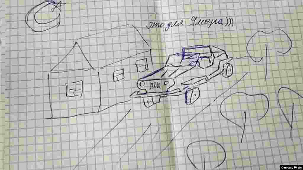 Отдельный раздел рисунков – это рисунки детям. Их заключенные вкладывают в письма. Например, это нарисованные машинки для сыновей от фигуранта первого симферопольского «дела Хизб ут-Тахрир» Теймура Абдуллаева – для Умара