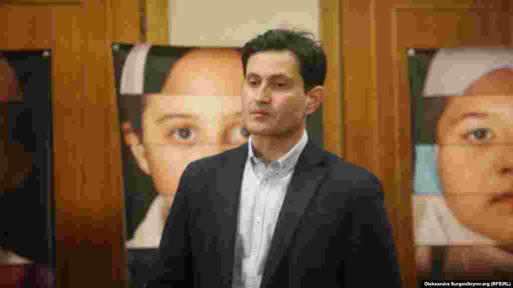 Директор «Крымского дома» Ахтем Сеитаблаев на выставке в МИДе