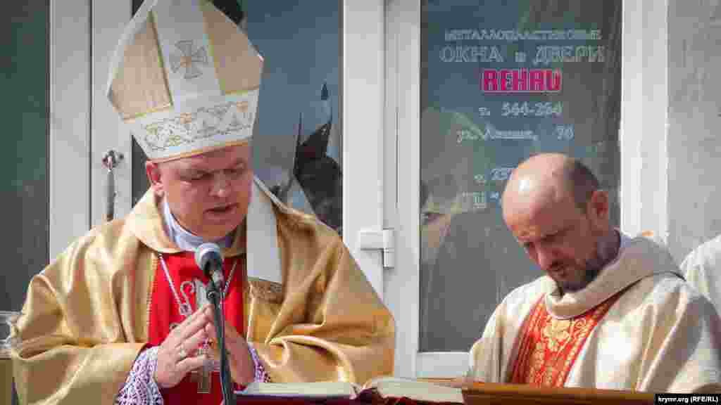 Христиане западного обряда 1 апреля отмечают Пасху или Воскресение Христово. На пасхальном богослужении римо-католическая община Севастополя молилась за возвращение костела в их собственность