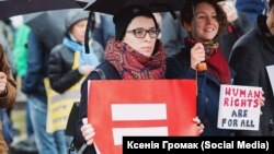 Ліза Кузьменко під час акції «Тисни» під парламентом щодо антидискримінаційної поправки у Трудовий кодекс. Київ, 12 листопада 2015 року