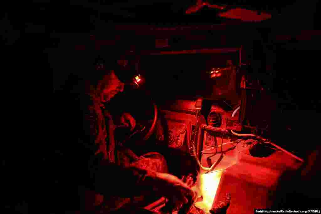 Водій інструктує нас по місцю, коли під'їжджали до позиції:«Ніякого світла, вас зустрінуть хлопці, заберуть своє, і відразу в яму».  «З Богом», – говорить водій, ми рушаємо. Для повного маскування, водій вимикає світло фар, і одягає прилад нічного бачення, ми їдемо в повній темряві