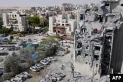 Рятувальники оглядають пошкодження будівлі, спричинені іранським ракетним ударом у Беер-Шеві на півдні Ізраїлю 24 червня 2025 року