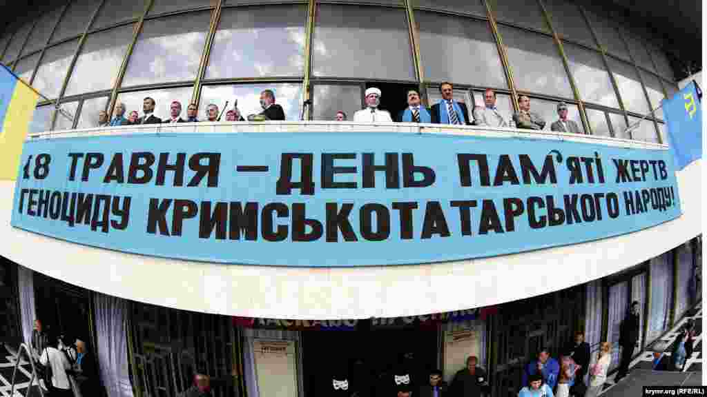 2010 год. Надпись на транспаранте: «18 мая – день памяти жертв геноцида крымскотатарского народа»