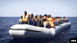 Мігрантів з африки перевозять на італійському судні під час рятувальної операції в Середземному морі у жовтні 2014 року