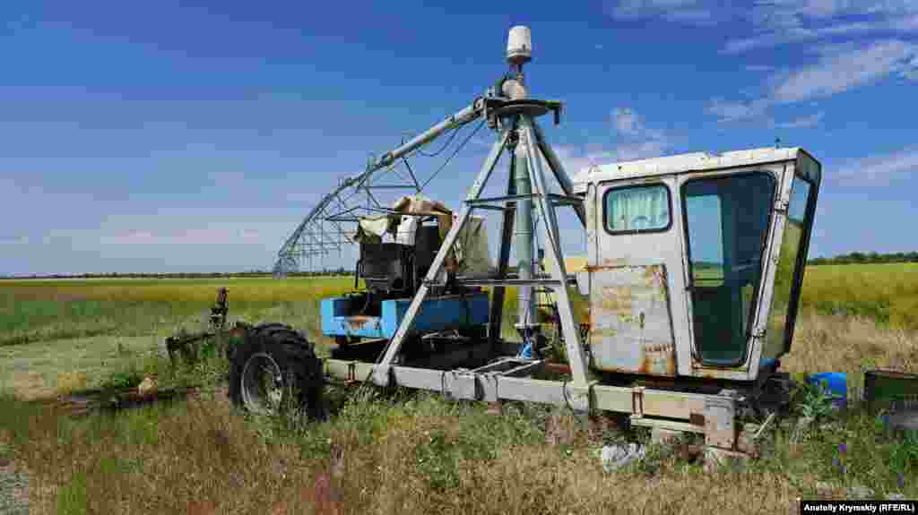 А далі подається в поле на дощувальну установку «Бауер».  Але через такий полив, визнають фахівці «Правди», врожайність овочевих культур за останні роки впала в 2-3 рази.  Ґрунт потребує обов'язкового гіпсування