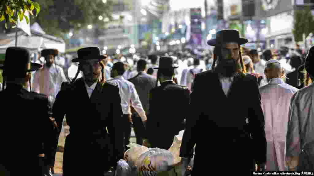 Деяким не подобається, коли їх фотографують – самим хасидам заборонено користуватися електричними приладами протягом свята. Деякі навпаки радіють