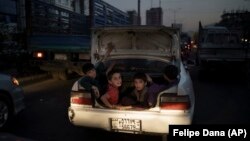 Avganistanski dečaci u gepeku automobila u Kabulu, 26. septembar 2021.