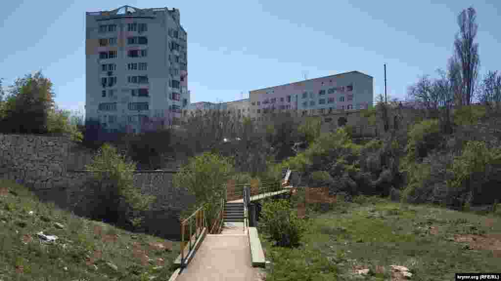 В этом месте единственный мостик-переход, связывающий два микрорайона. Чуть выше, за западным склоном Докового оврага – Воронцовский рынок, самый большой на Корабельной стороне Севастополя