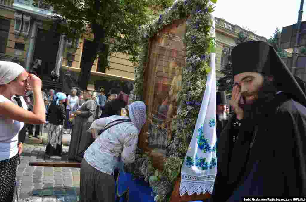 Жінка читає молитву 