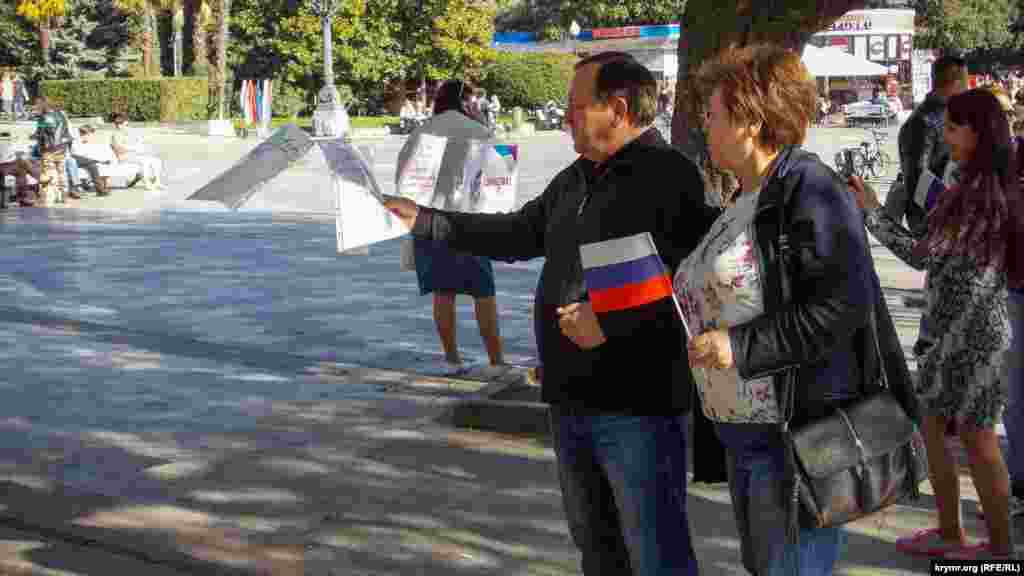 В это же время на набережной Ялты от здания почтамта растянули «Линию едниства»