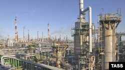 Нефтеперерабатывающий завод в городе Кириши