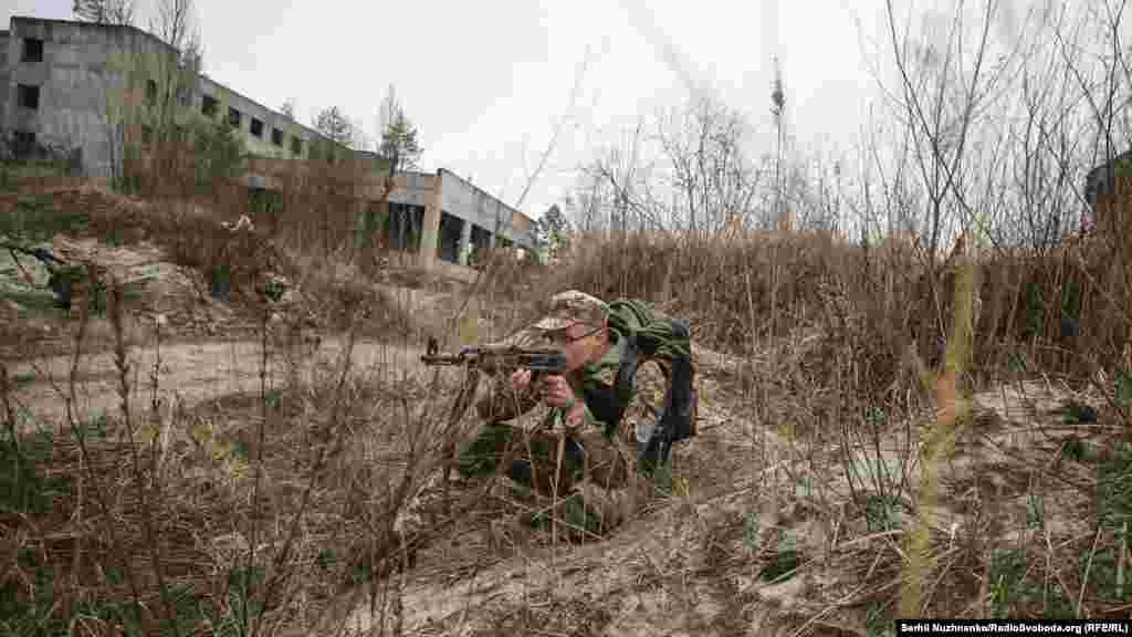 Сергій, 36 років, журналіст, в ТрО з 2019 року. «Прийшов у ТрО, щоб знати своє місце в строю, коли буде потреба. ТрО дає впевненість у тому, хто поряд із тобою тримає зброю пліч-о-пліч. Дає знання з медицини і можливість навчитися правильно поводитися зі зброєю як самому, так і в підрозділі. Це все плюси, які обов'язково дадуть змогу в бою прожити й завдати більше шкоди ворогу»