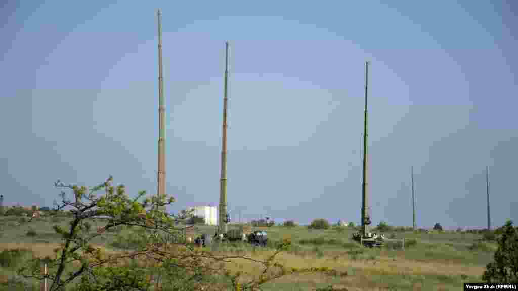 Из окон этого подъезда открывается вид на соседнюю воинскую часть и на комплекс радиоэлектронной борьбы «Мурманск-БН». Телескопические опоры антенн могут подниматься на высоту до 32 метров