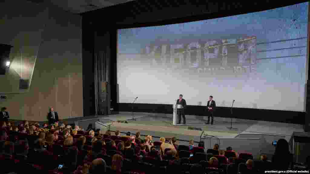 Тогдашний президент Украины Петр Порошенко и Ахтмем Сеитаблаев во время допремьерного показа фильма «Киборги», Киев, 6 декабря 2017 года