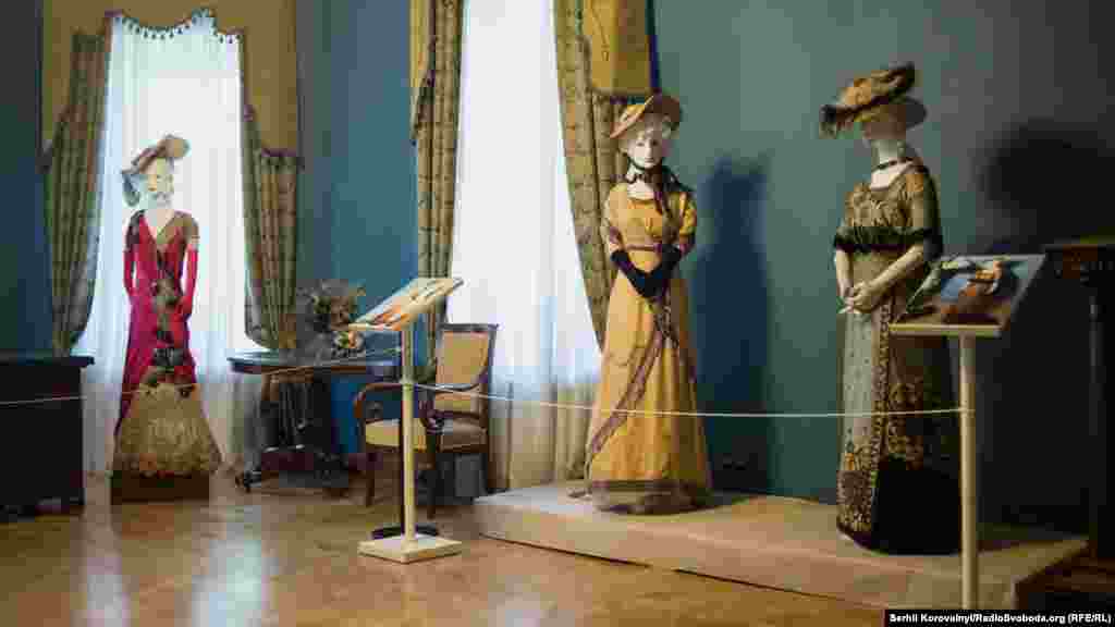 Чимало речей належали відомим історичним постатям. Серед експонатів – концертна сукня відомої співачки й піаністки Есфіри Сальної, сумочка з оксамиту графині Олександри Браницької, дитяче пальто, яке належало родині акторки комедійного серіалу «Свати» Людмили Артем’євої