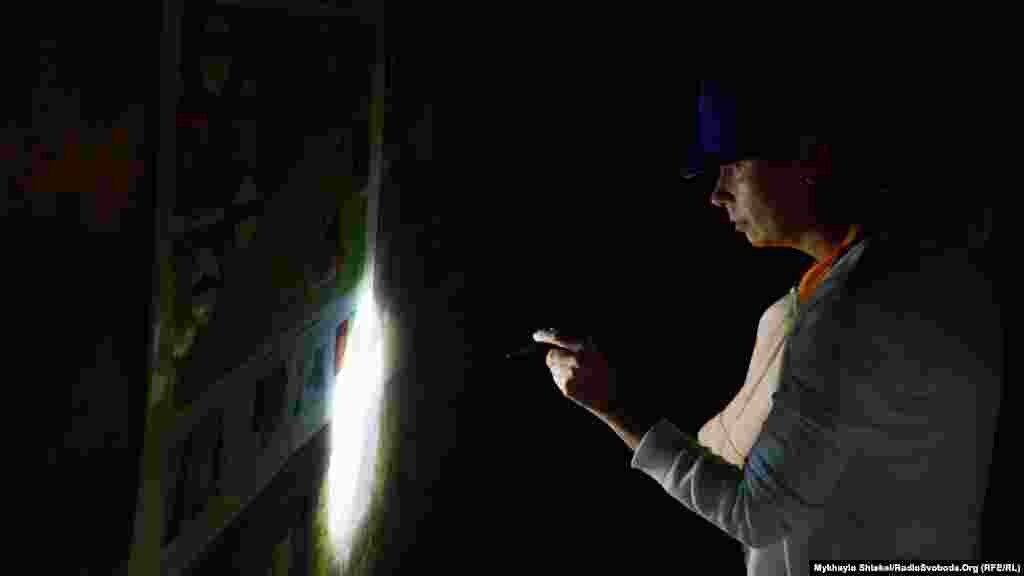 Барбора Маронкова вивчає радянські плакати – агітаційні та з техніки безпеки. Цей бункер – один із двох в Одесі, що зберігся і відкритий для відвідувань. Інший розташований на Судноремонтному заводі, потрапити туди значно важче