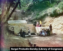 Популярне джерело в лісі, ймовірно, неподалік Боржомі. Джерело вкрите написами, переважно іменами людей