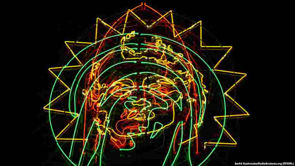 Інсталяція «Безкінечне святкування» Махмуда Бакші є іронічним коментарем стороннього спостерігача до історичного моменту, в якому наразі перебуває Україна