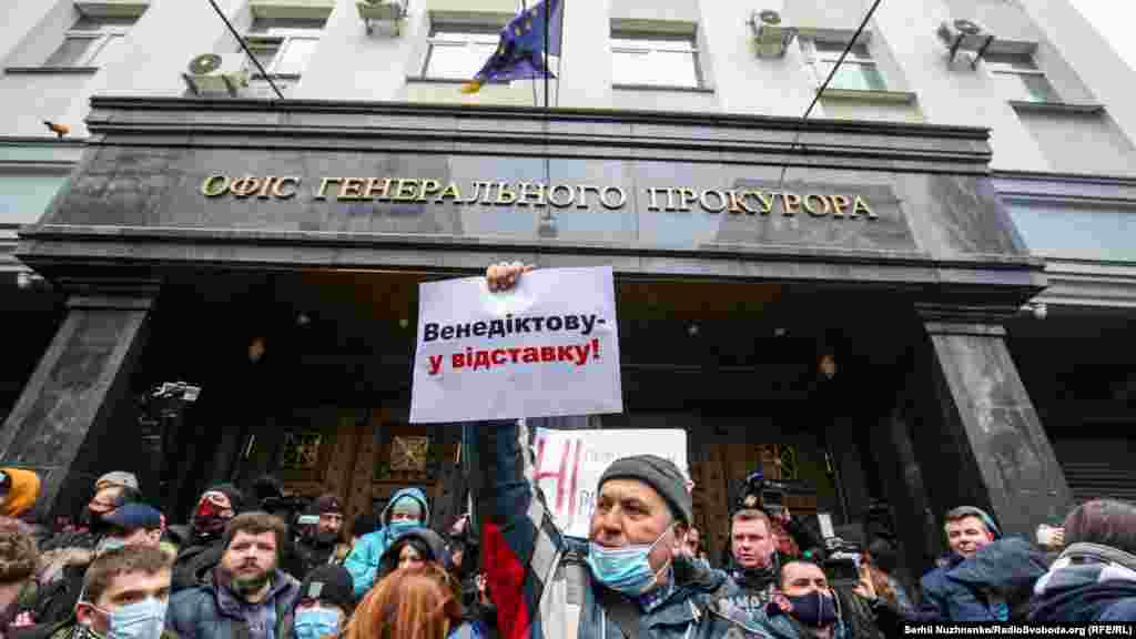 Біля Офісу генпрокуратури учасники акції скандували: «Свободу політв'язням!», а також «Венедіктова – чума» і «Аваков – чорт». Раніше генпрокурорка Ірина Венедіктова заперечувала наявність в Україні політично обумовлених кримінальних проваджень