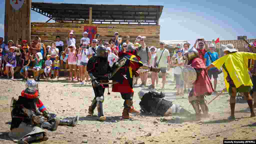 Главное в поединке – повалить противника на землю, не причинив ему увечья. Но все равно люди травмируются и получают солнечные удары на турнире