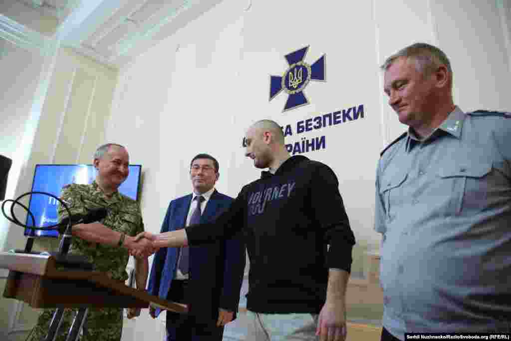 Інформація про вбивство Бабченка з'явилася увечері 29 травня. Міністерство закордонних справ Росії і Кремль відкидали свою причетність до цього