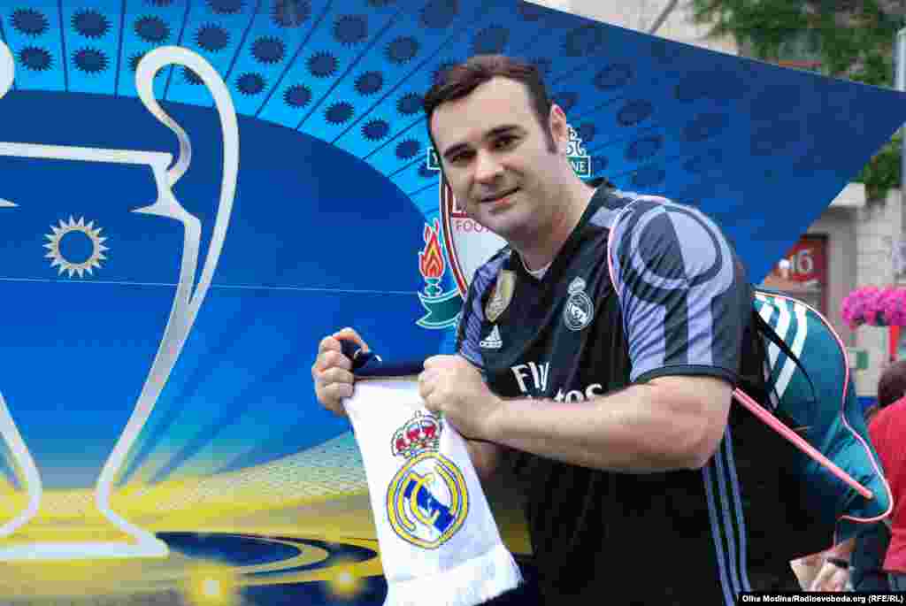 Маріо приїхав з США. Каже, що це вже п'ятий фінал Ліги чемпіонів, який він відвідує. Минулі завершувались перемогою улюбленого «Реалу». Чекає на фарт і цього разу. «Київ – неймовірно чарівне місто. Це для мене приємна сенсація. Тут фантастична архітектура, надихаючі пейзажі, дружелюбні люди. Ми летіли сюди 17 годин і зараз не жалкуємо. Тому що побачили цю красу і тепер рекомендуємо всім своїм товаришам обов'язково приїхати сюди», – каже Маріо.