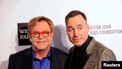 Элтон Джон со своим супругом Дэвидом Фурнишем