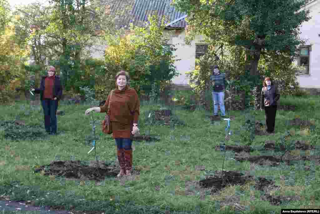 "Русь сидящая" с посаженными деревьями