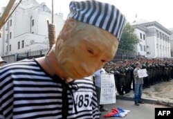 Опудало Путіна на акції протесту під посольством Росії. Київ, 18 вересня 2016 року