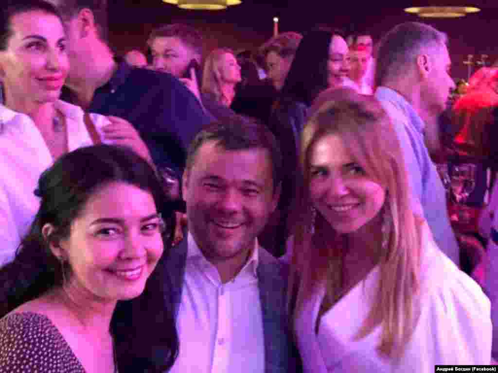 Глава Офісу президента Андрій Богдан зі своєю дівчиною, співвласницею бренду купальників та інтернет-магазину біжутерії Анастасією Слічною та редактором «Української правди» Севґіль Мусаєвою. Слічна почала зустрічатися з очільником Адміністрації президента Андрієм Богданом ще до його призначення. В інтерв'ю «Світському життю» вона зізналася, що її життя не змінилися після того, як Богдан пішов у велику політику. Охорони та водія Слічна не має, проте тепер ретельно думає над тим, що вона постить в соціальні мережі. 31 січня 2020 року в ЗМІ з'явилася інформація, що вони припинили свої стосунки