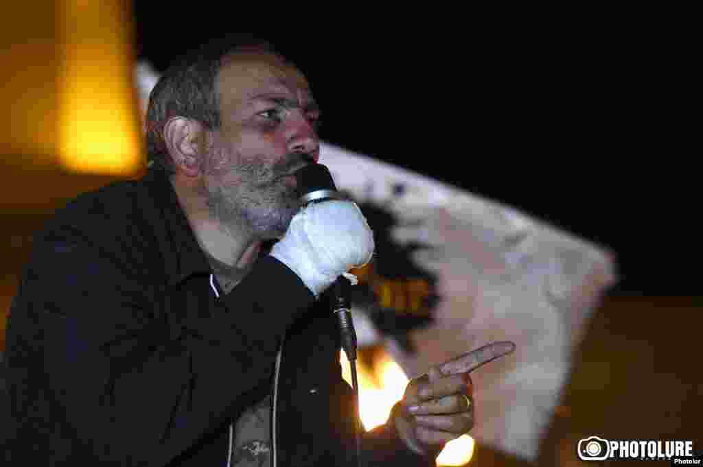 Пашинян закликав громадян 19 квітня о 8:00 зібратися біля будівлі уряду, де має відбутися перше засідання кабінету міністрів під головуванням новообраного прем'єр-міністра Сержа Сарґсяна, щоб не дати можливості міністрам увійти до будівлі