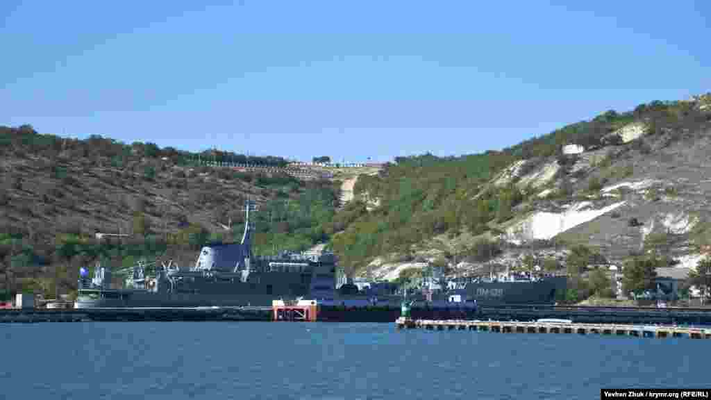 Бухта Графская (Нефтяная гавань) – самая восточная из впадающих в Севастопольскую бухту по ее северной стороне. Нефтяная гавань отгорожена от остальной акватории молом. В ней корабли и суда производят заправку нефтепродуктами