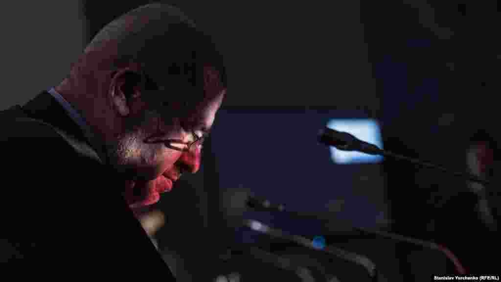 В Киеве поставили спектакль о «деле 26 февраля» в Крыму, 26 февраля Постановка повествует о судебном процессе над Ахтемом Чийгозом, который проходит в Крыму. Это свидетельский театр, в спектакле играют люди, которые принимали участие в крымских событиях 26 февраля.