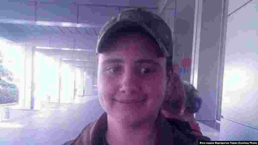 Маргарита «Дика» Таірян-Тимченко, 46-й окремий батальйон спеціального призначення «Донбас-Україна»: «Страх? Я намагаюсь абстрагуватися від суто біологічних проявів, інстинкту самозбереження зокрема. Переломлюю себе. І у найважчі моменти думаю про тих, хто залишився в мене за спиною. Я усвідомлюю, що навіть якщо від мене колись усі відвернуться, поряд усе одно залишаться найрідніші мені люди. Всі вони – українці, і їхню землю я не зраджу».