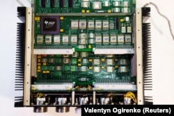 Električna ploča s ostataka ruske rakete Iskander pronađene u Ukrajini 2022. godine. Žute komponente su kondenzatori. Vidljivi su i mikročipovi iz bjeloruske fabrike Integral i čip američke kompanije Texas Instruments.