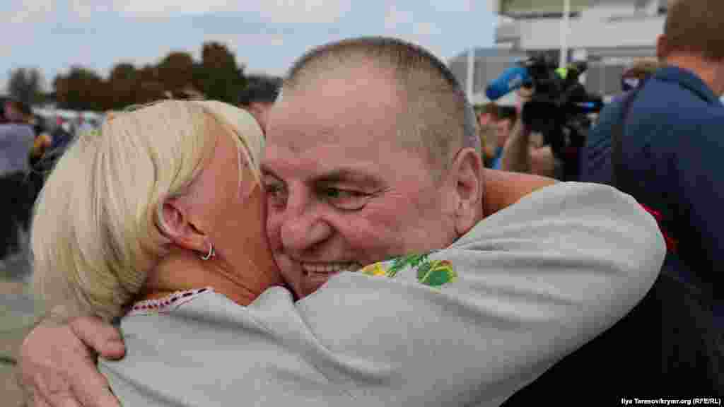 Эдема Бекирова встречают в аэропорту.  В декабре 2018 года Бекирова задержали на въезде в Крым. Ему вменяли распространение и транспортировку 10 килограмм тротила и 190 боевых патронов